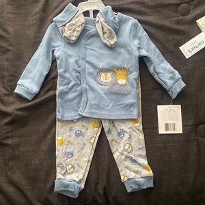 Baby boy outfit with socks, top and bottom.. brand new.. size 6/9 months